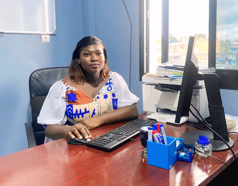 La directrice du CEMID ACADEMY à son bureau